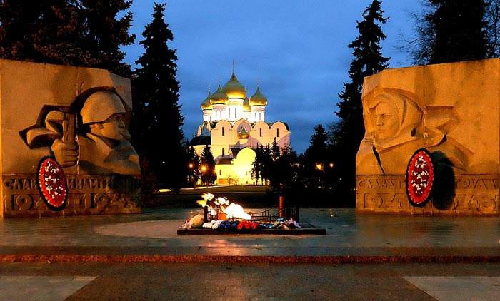 Памятник-мемориал "Вечный огонь" на ярославской Стрелке