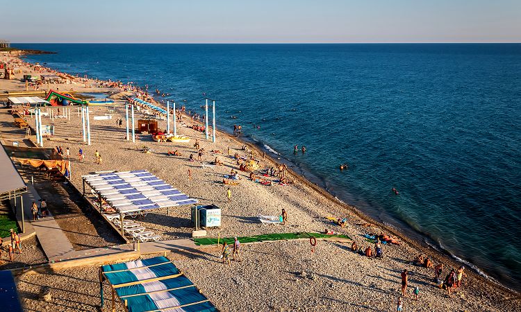 Пляжи Шепси крупногалечные и хорошо оборудованные