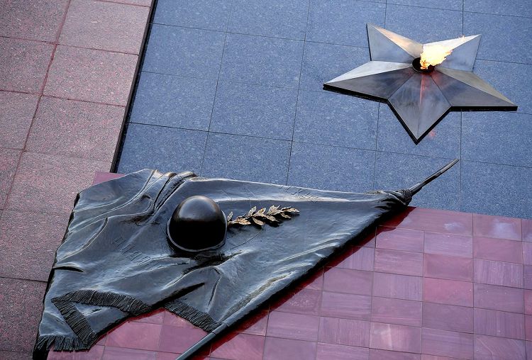 Оформление Памятника Могилы Неизвестного солдата выполнено очень лаконично