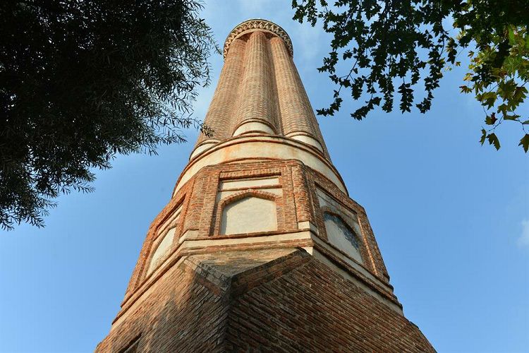 Башня минарета цилиндрической формы
