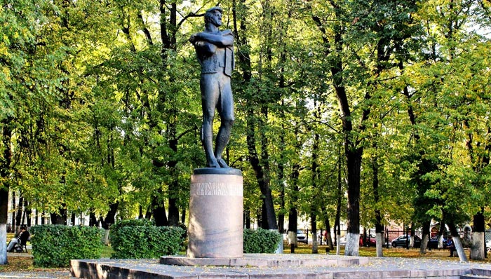 Памятник Ф.Волкову на Волковской площади Ярославля