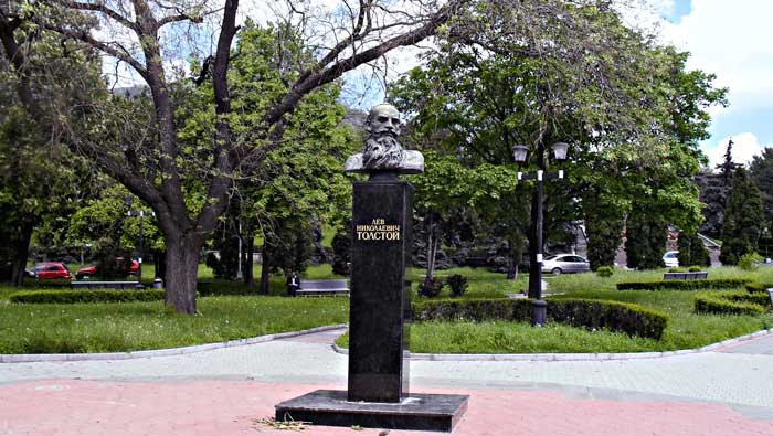Памятник Толстому в Пятигорске - достопримечательность