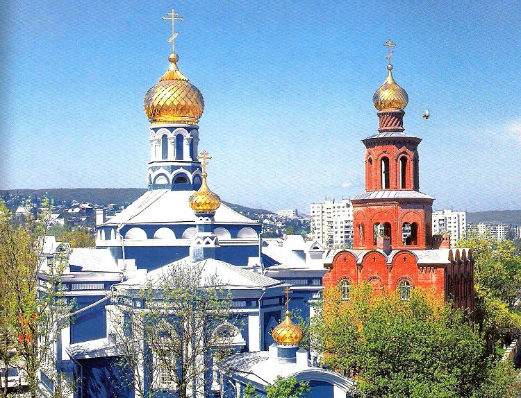 Свято-Успенский собор и его Колокольня увенчаны золотыми куполами