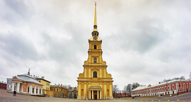 На Соборной площади Петропавловской крепости