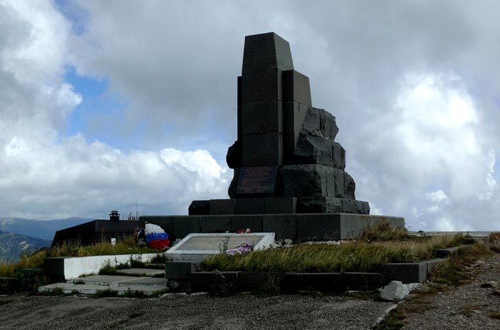 Около Смотровой площадки - Памятник Погибшим Партизанам 