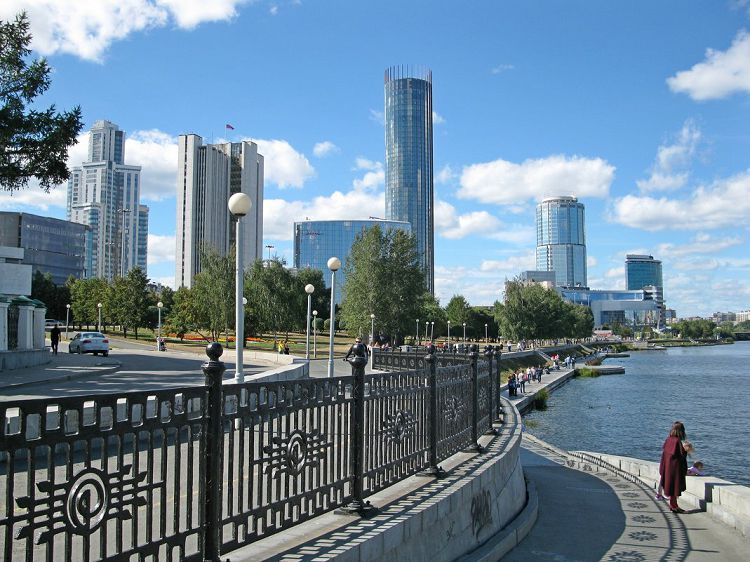 Прогуливаясь по набережной городского пруда