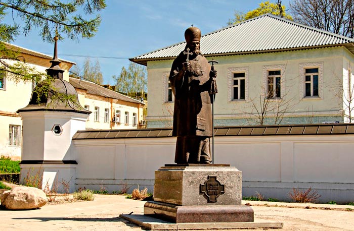Памятник Митрополиту Платону около входа в Спасо-Вифанский монастырь