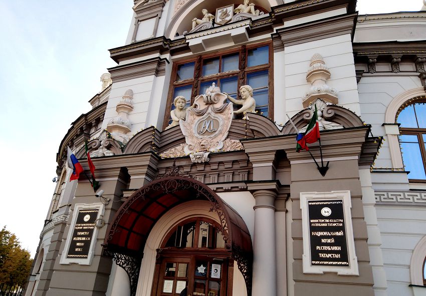 Инициалы Андрея Лихачева увековечена над входом в музей