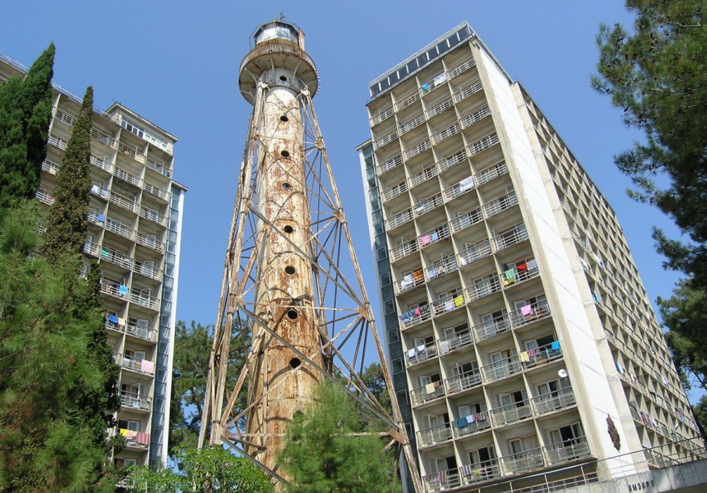 Старый символ курорта - пицундский маяк