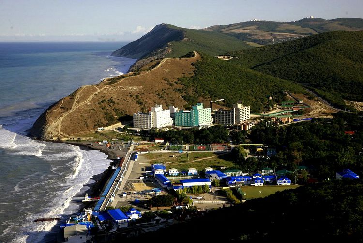 Поселок Сукко находится в долине между горами в 12 км от Анапы