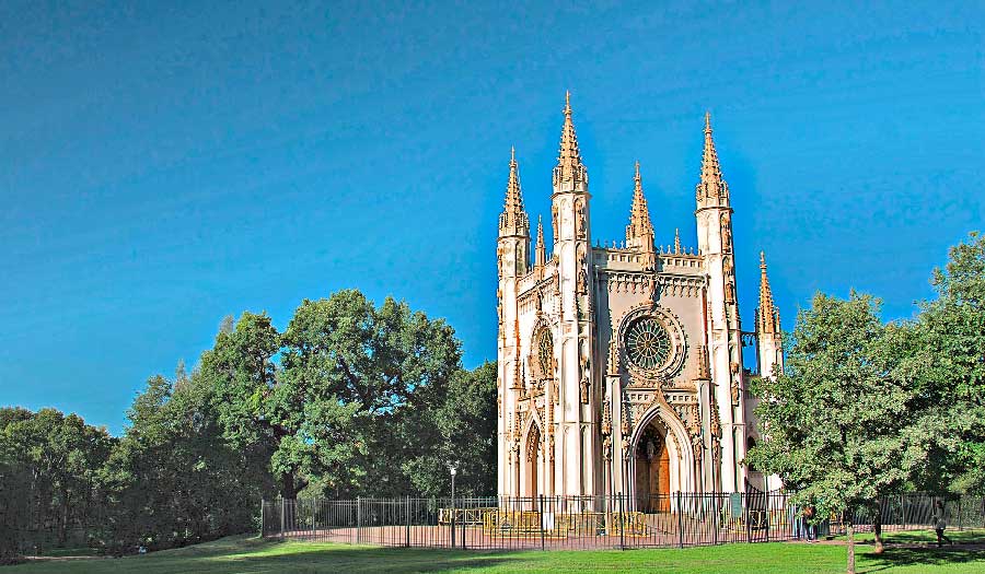 Готическая капелла в парке Александрия