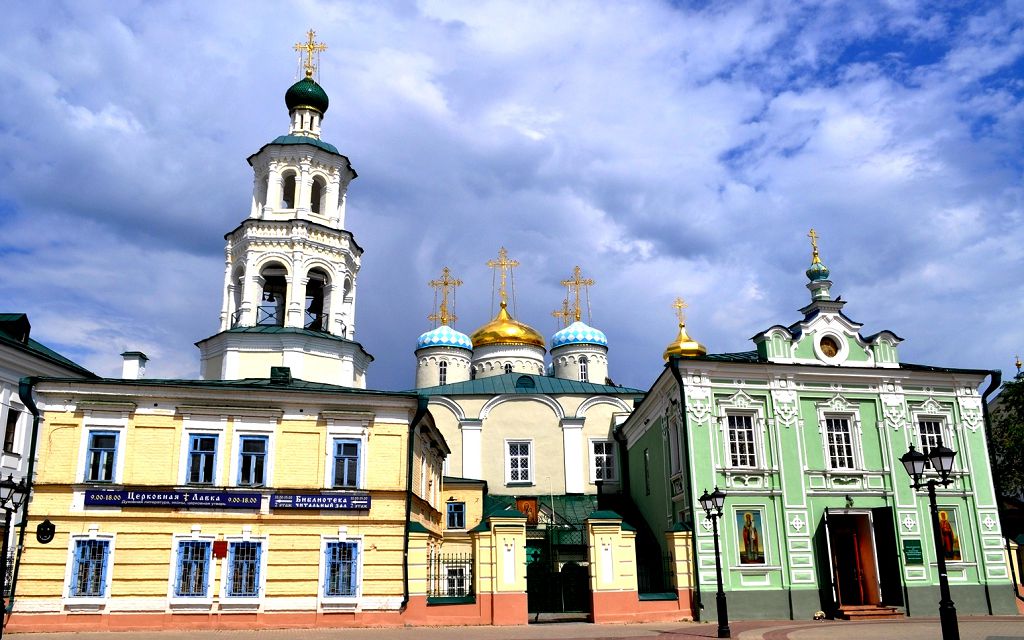 Комплекс Никольского собора компактен и очень красив