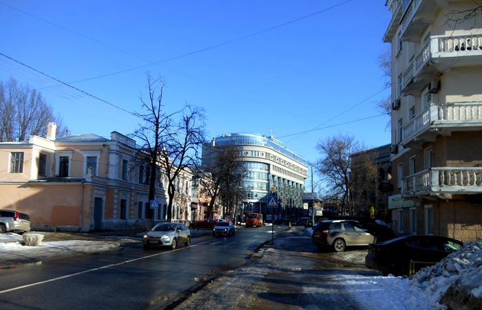 На улице Минина