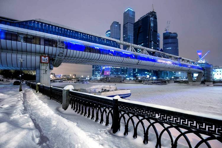 По Мосту "Багратион" можно дойти до "Башни-2000" над Москвой-рекой