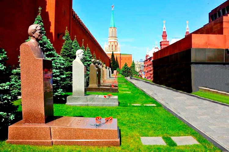 Позади Мавзолея Ленина находится территория Кремлевского Некрополя