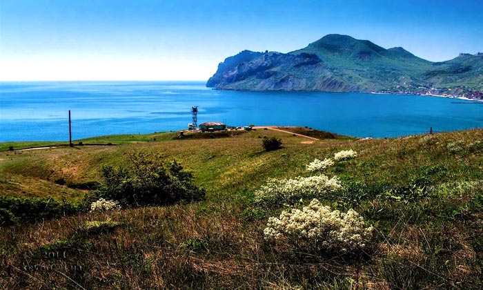 Так морской пейзаж и Карадаг выглядят с горы Кучук-Енишар