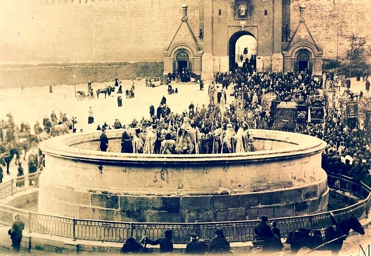 Накануне революции в 1914 годуна Лобном месте проходим массовый молебен