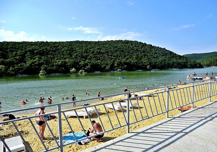 Пляжный отдых на Кипарисовом озере имеет свое неповторимое очарование