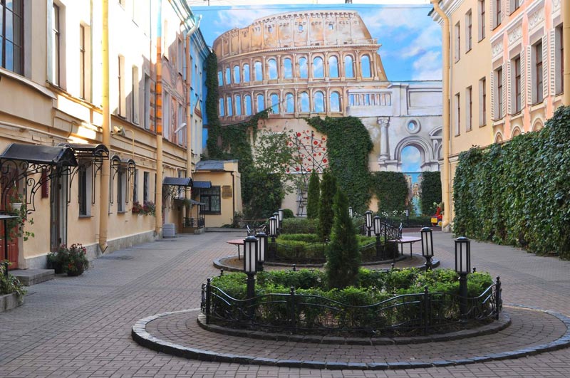 Итальянский дворик современного Петербурга