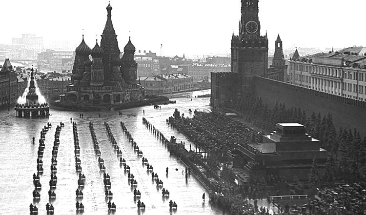 К Параду Победы 1945 года Лобное место превратилось в красивый фонтан