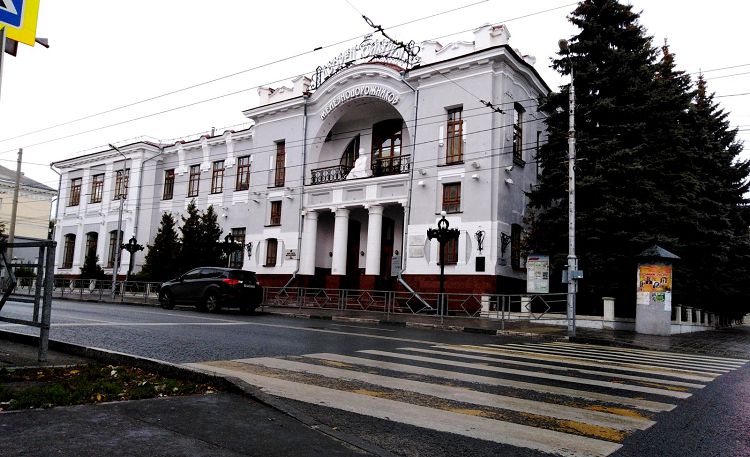 ДК железнодорожников им.А.Пушкина находится на противоположной стороне