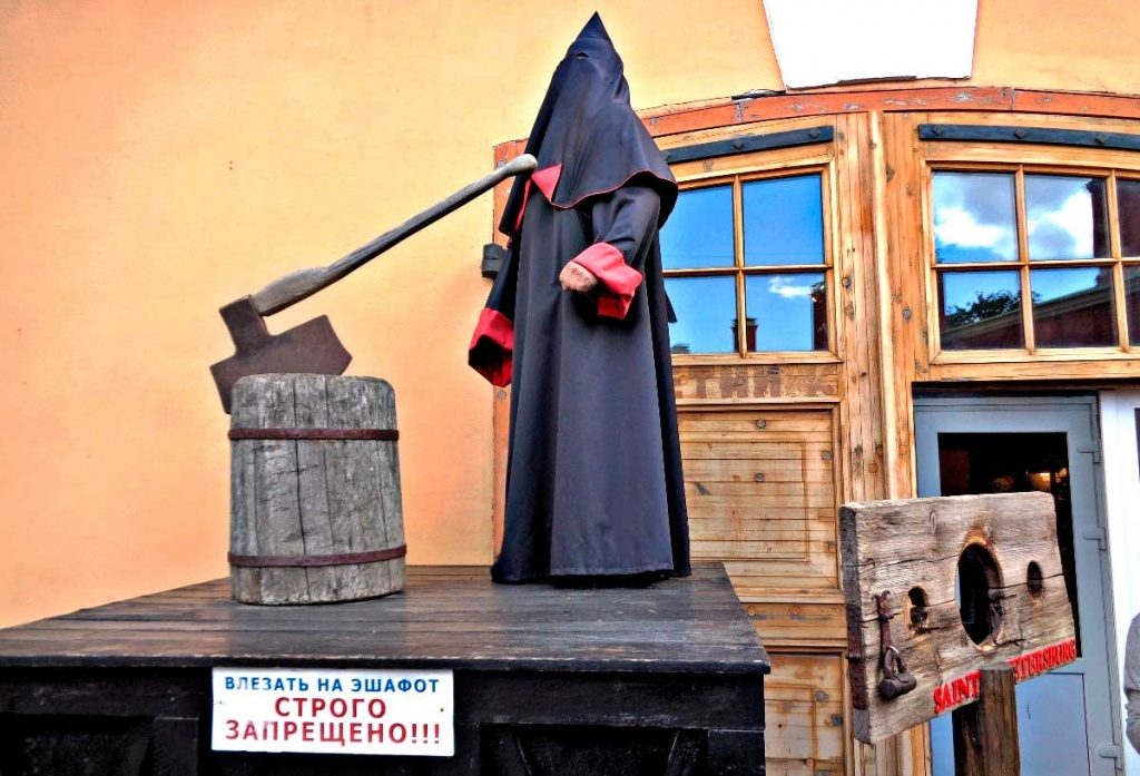 Эшафот у входа в Каретник Петропавловской крепости