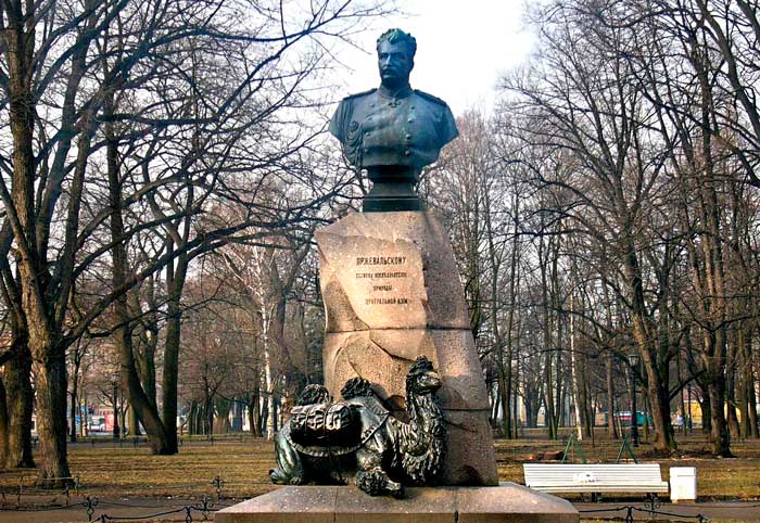Бюст Пржевальского в Александровском саду Петербурга