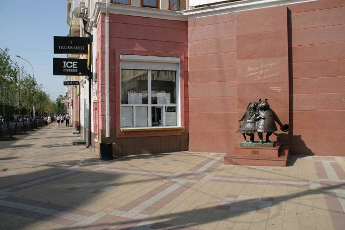Достопримечательность Краснодара - скульптура "Собачкина столица"