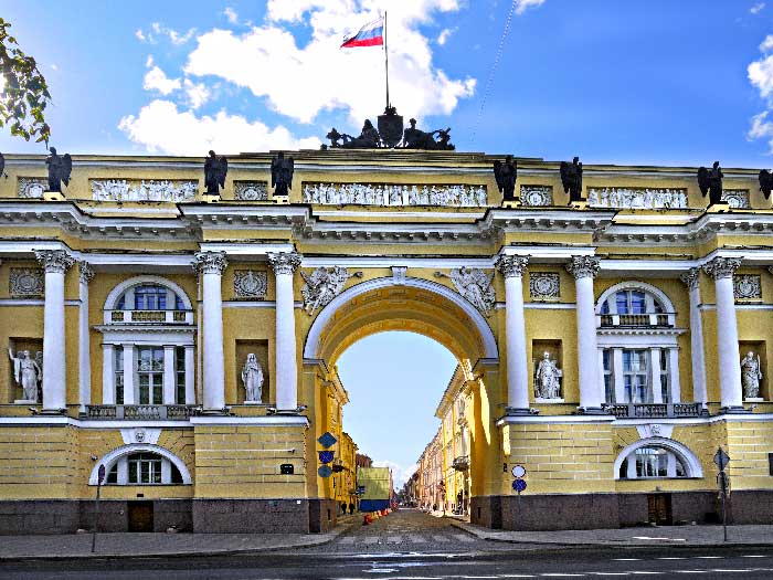Арка между зданиями Сетана и Синода на Сенатской площади