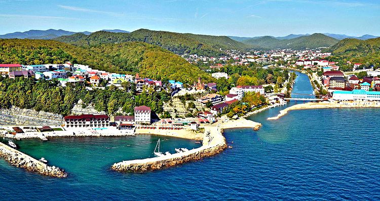 Новомихайловский - довольно крупный и развитый курорт Туапсе