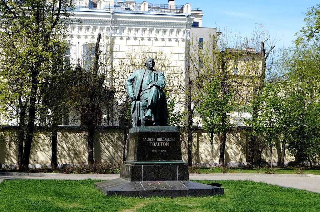 памятник толстому.jpg