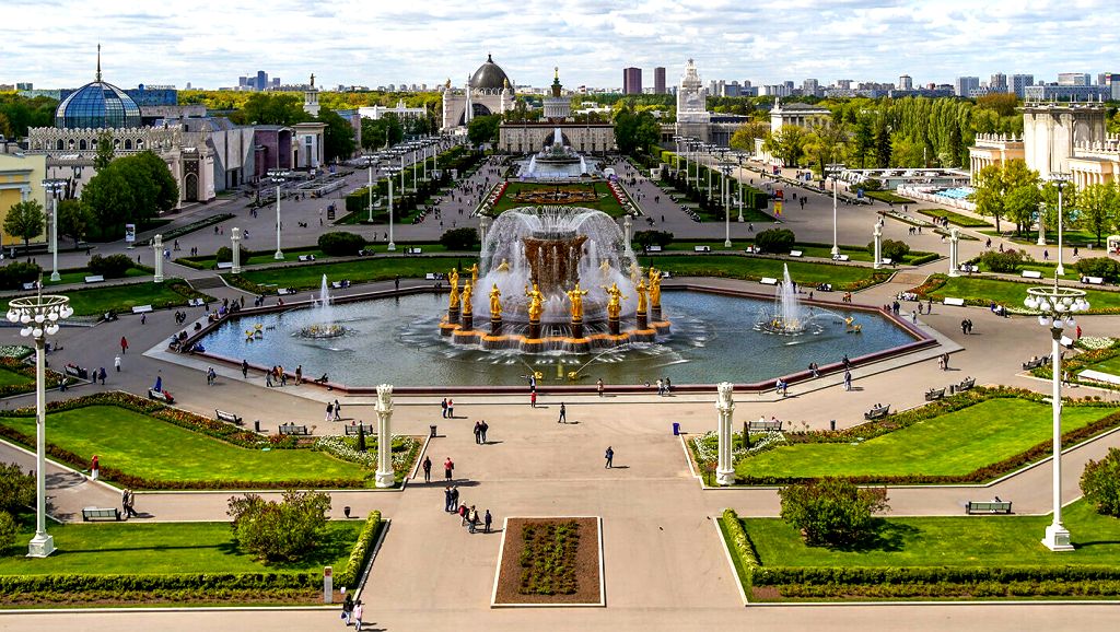 По всему 8-гранному периметру Площади дружбы народов расположены павильоны