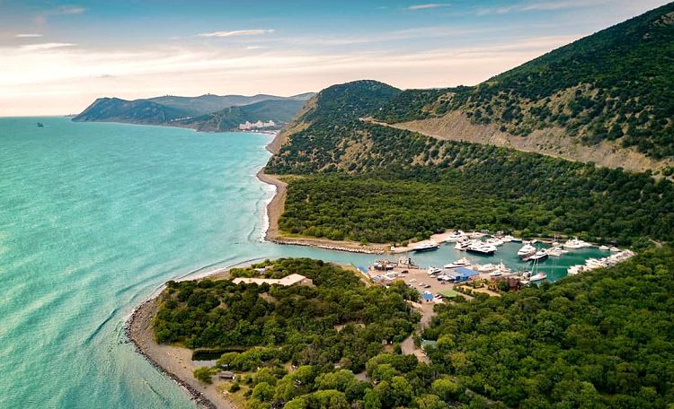 Пресное Змеиное озеро давно превратилось в морскую бухточку
