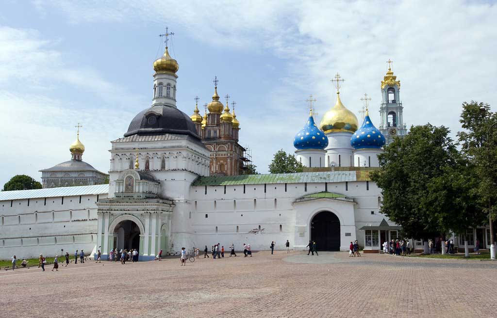 Площадь перед входом в Троице-Сергиеву Лавру