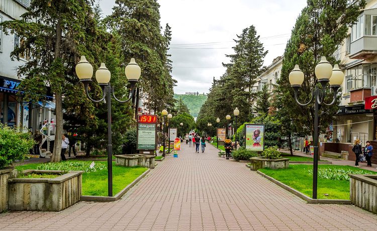 Любят туристы прогуляться и по пешеходной улице Г.Петровой