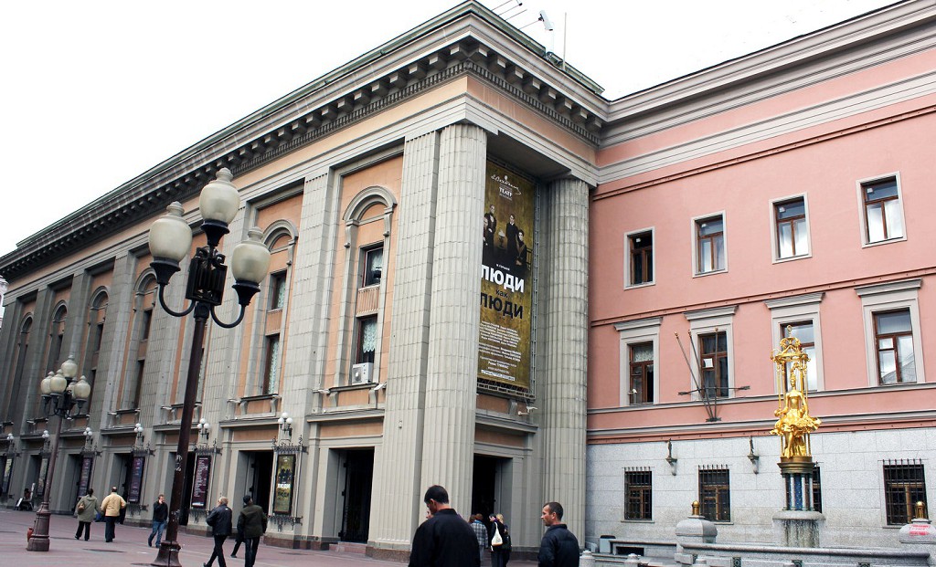 Около здания Вахтанговского театра находится фонтан знаменитой Принцессы Турандот