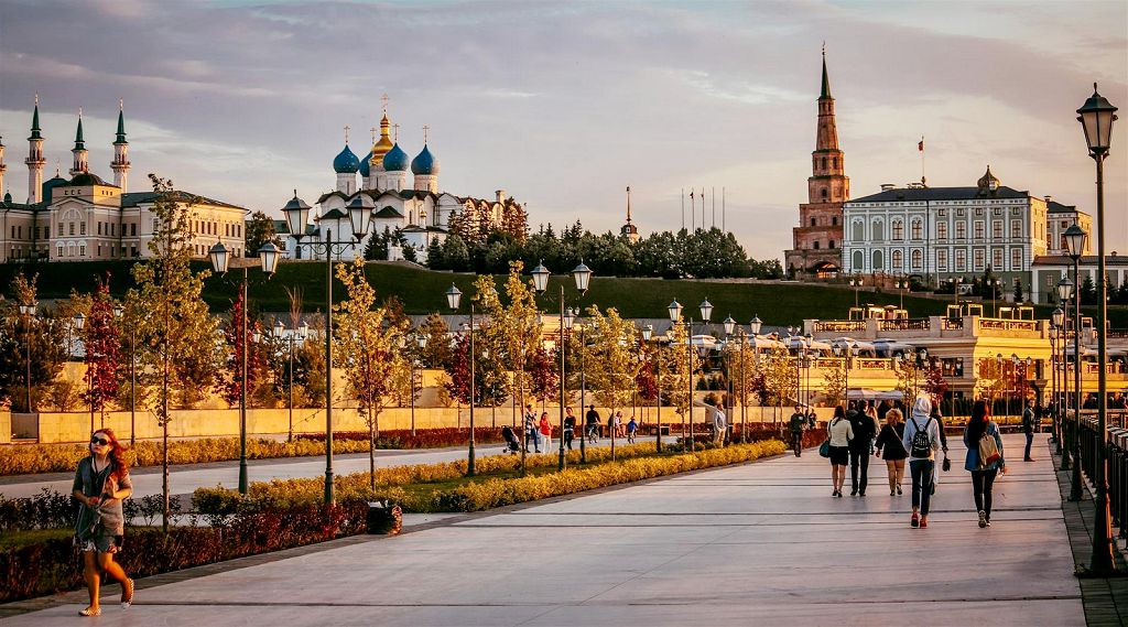 Прогулка по Кремлевской набережной - один из обязательных туристических ритуалов