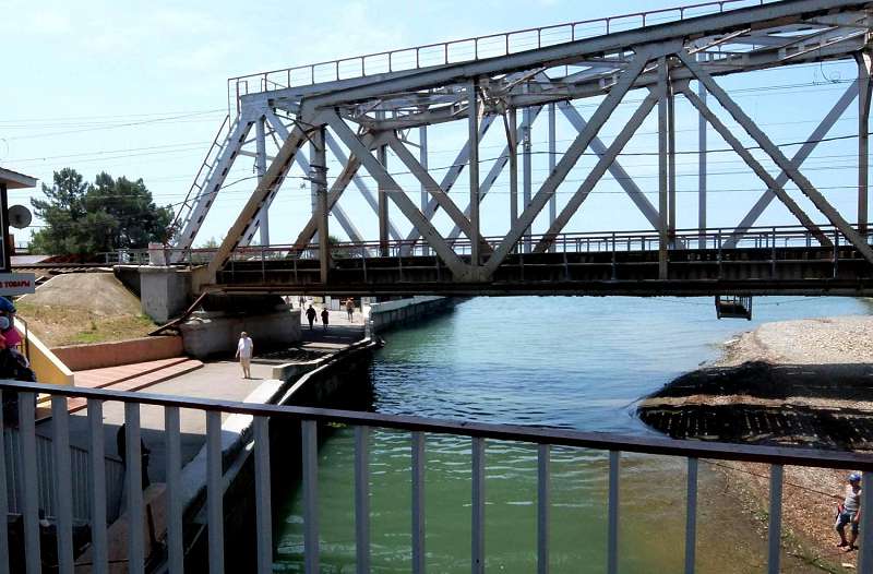Часть пляжей находится у впадения Хосты в Черное море