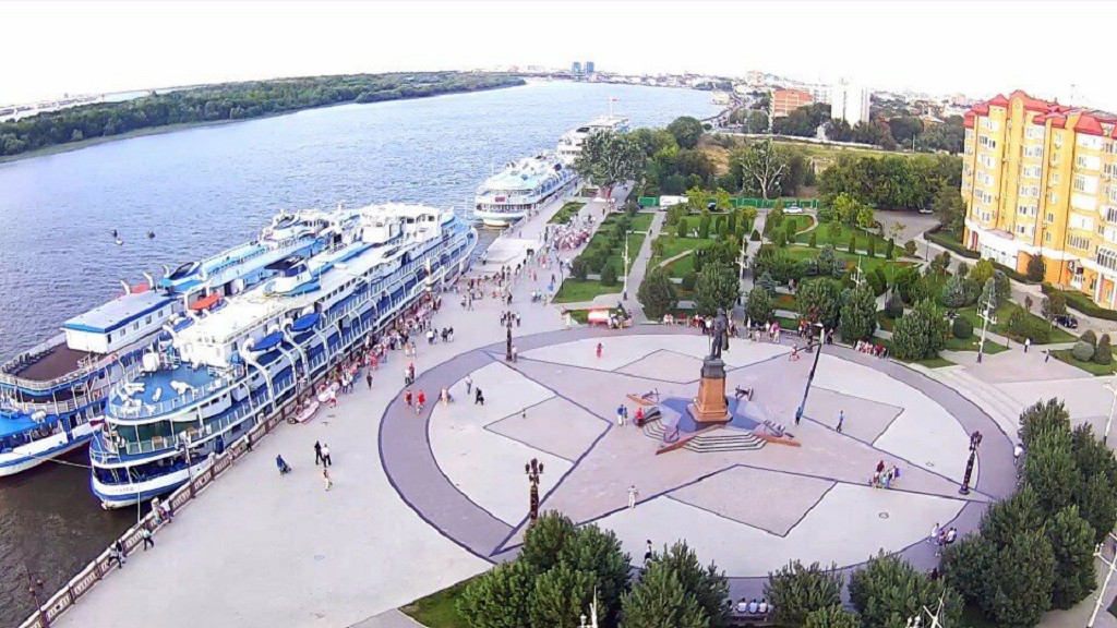 Петровская набережная в туристический сезон