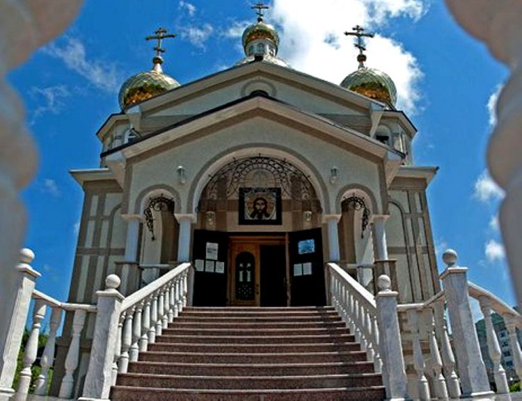 Входная лестница к храму также очень впечатляет