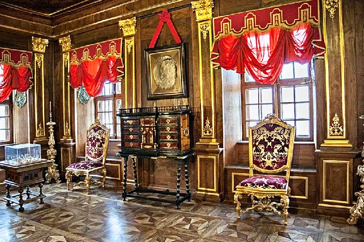 Ореховый кабинет Меншиковского дворца