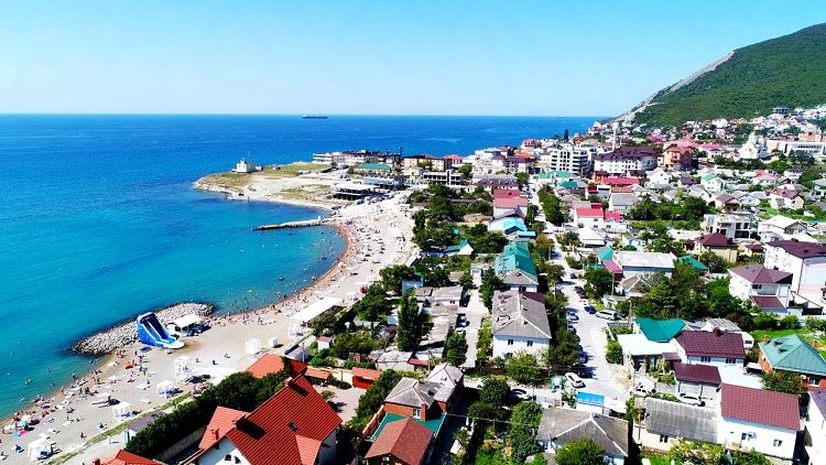 Мысхако расположен вдоль морского побережья у подножия горы Колдун