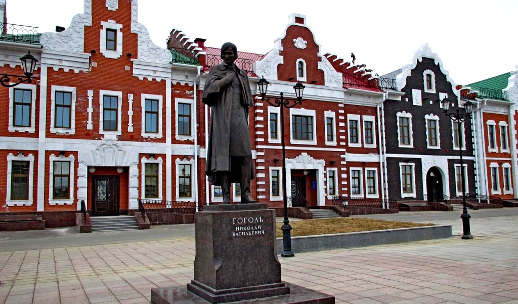 Памятник Н.Гоголю можно увидеть на голландском участке Набережной