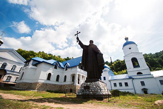Памятник Святому Макарию под Свияжском