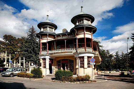 Кофейня А.А.Гукасова у входа в Парк Цветник