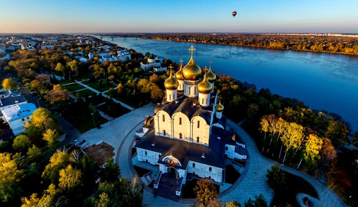 Современный Успенский собор на территории Стрелки