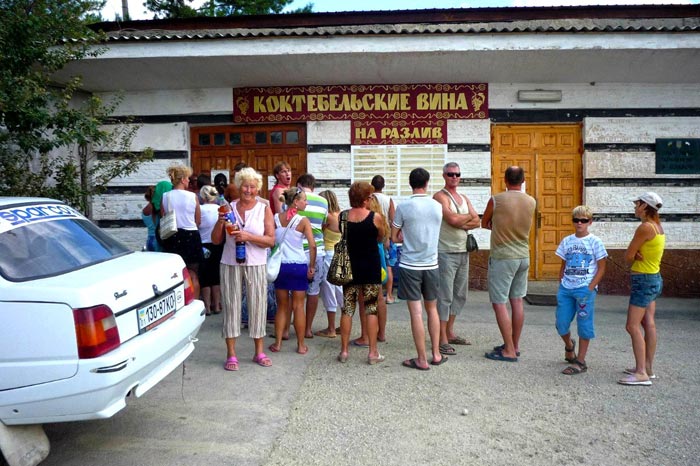 Продукцию местного Завода марочных вин можно купить в бутылках и в разлив