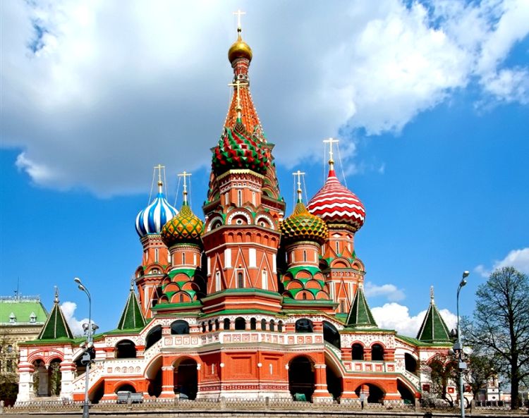 Западная сторона собора оторочена ажурной галереей с массивными крыльцами