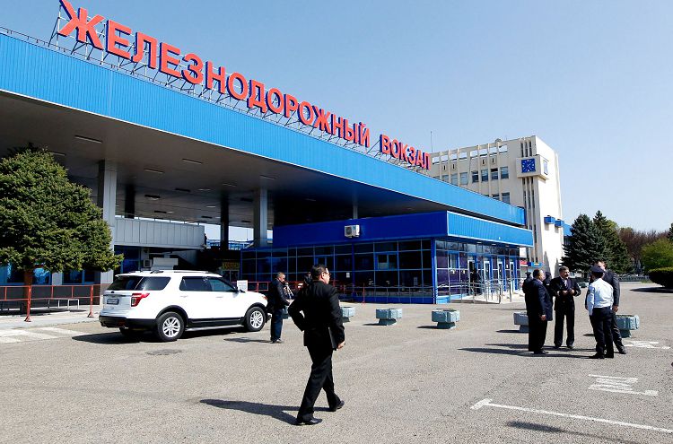 Добираться в Джемете удобно и на поезде и на самолете