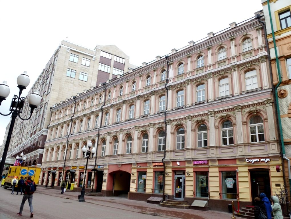 Дом № 9, как и многие арбатские дома,  перестраивался неоднократно
